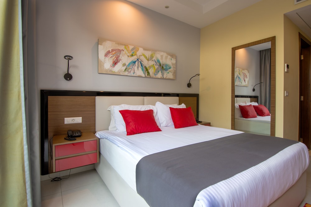Deluxe Room, 1 Queen Bed, Patio, Partial Sea View photo 3