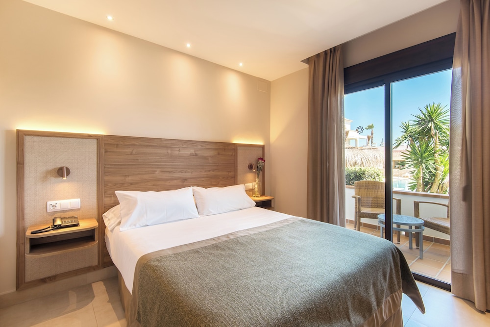 Single room ground floor with terrace, garden and pool view photo 3
