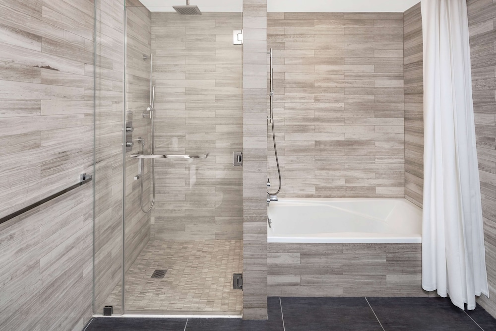 Premier Suite, 1 Bedroom (3x3 Shower) thumbnail 6
