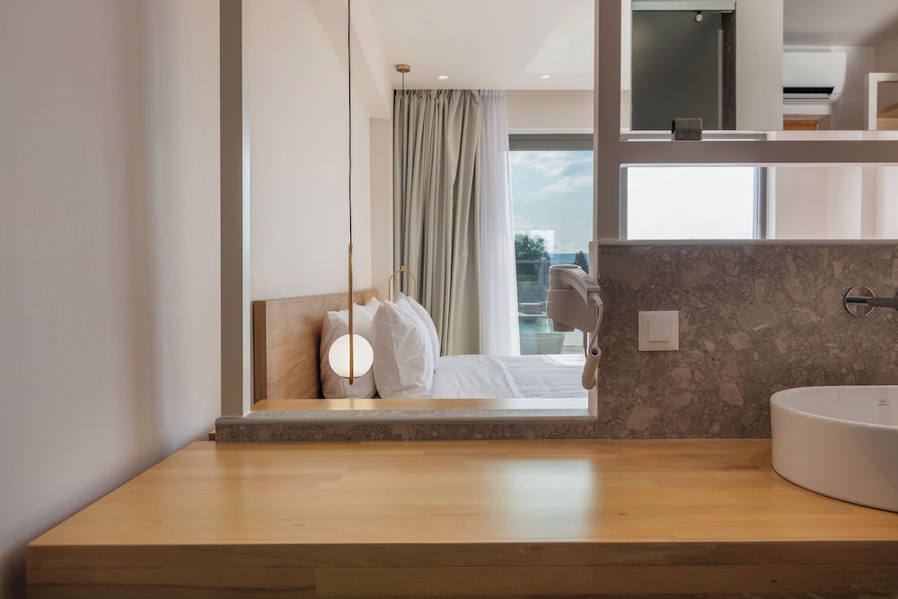 Superior Room with Private Pool - Photo 9