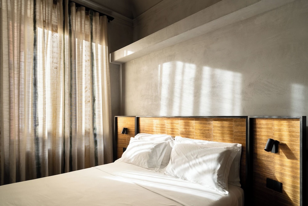 Classic Double Room, 1 King Bed, Private Bathroom, City View