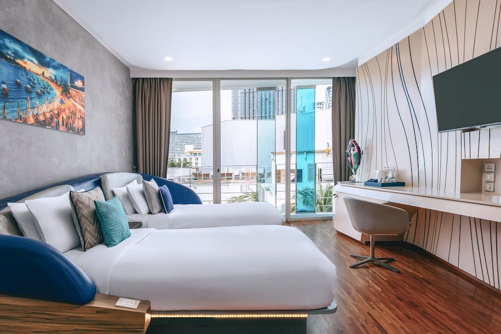 Deluxe Twin Room with Balcony photo 1