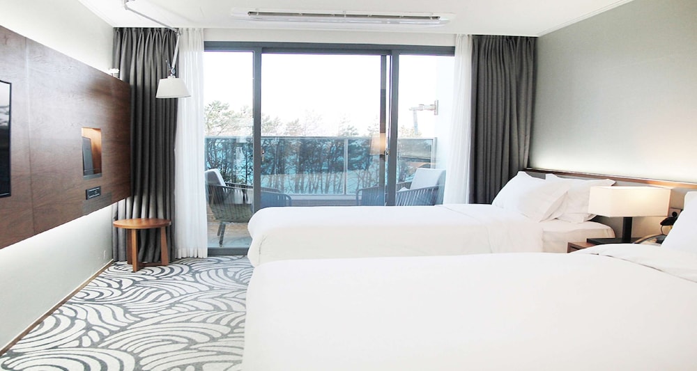 Standard Room, Multiple Beds, Non Smoking, Refrigerator - Photo 1