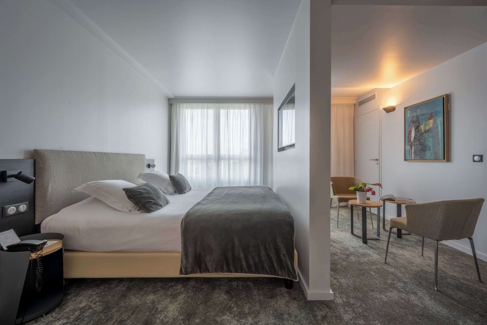 Premium Suite, 1 King Bed, Non Smoking, Bathtub (Separate Living Room) - Photo 4