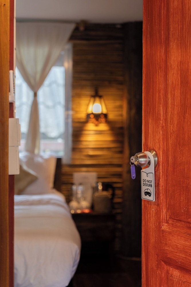 Deluxe Room - Photo 13