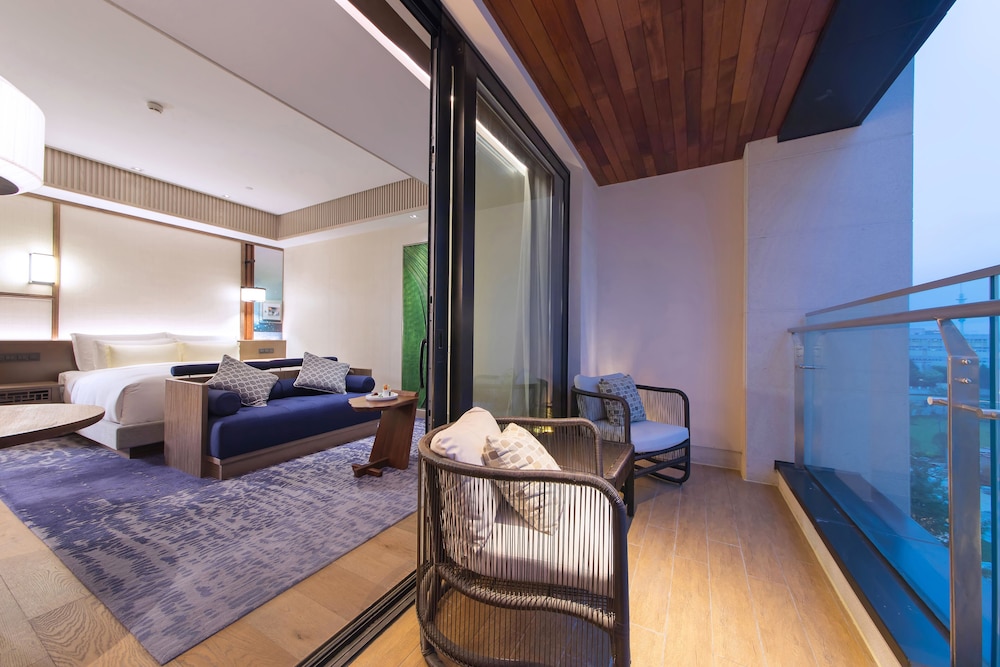 Business King Size Bed Room