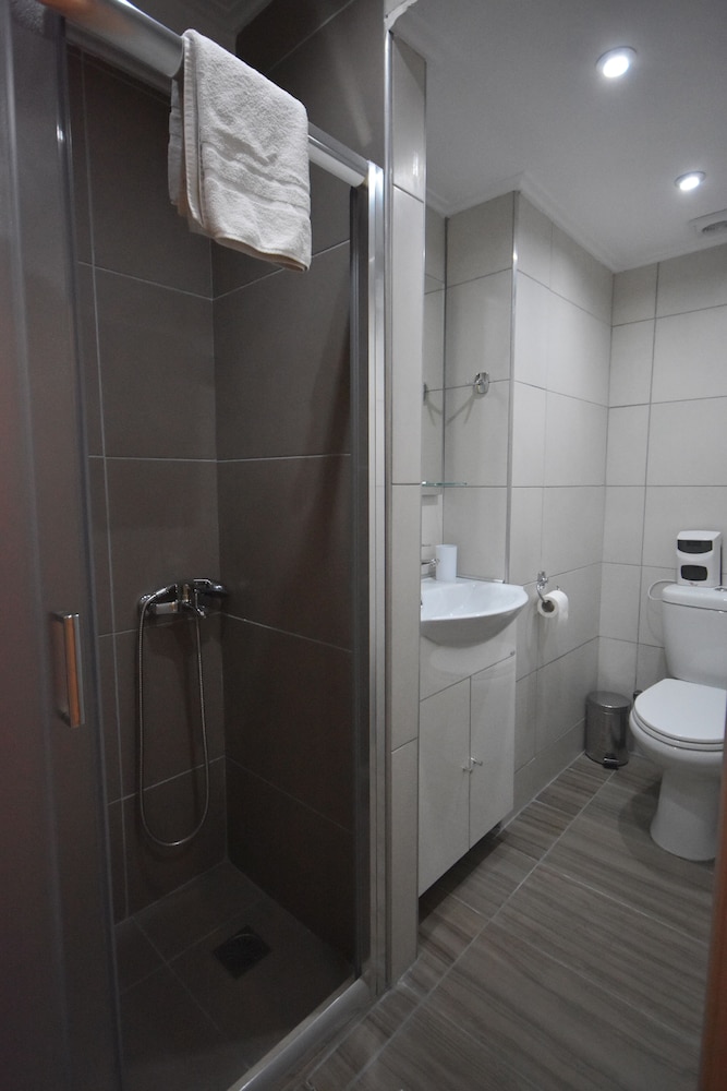 Economy Triple Room, Non Smoking, Ensuite (R12) photo 2