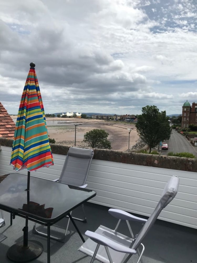 Luxury Apartment, Ensuite, Sea View (Penthouse Sleeps 4)