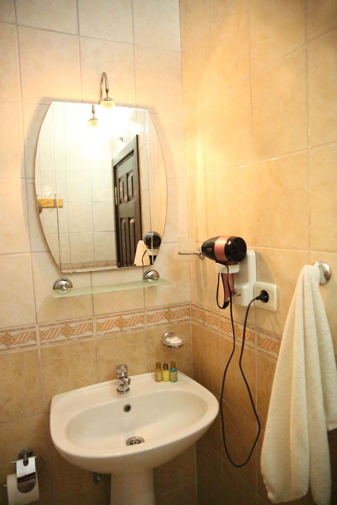 ECONOMY HOTEL ROOM / Max 2 persons