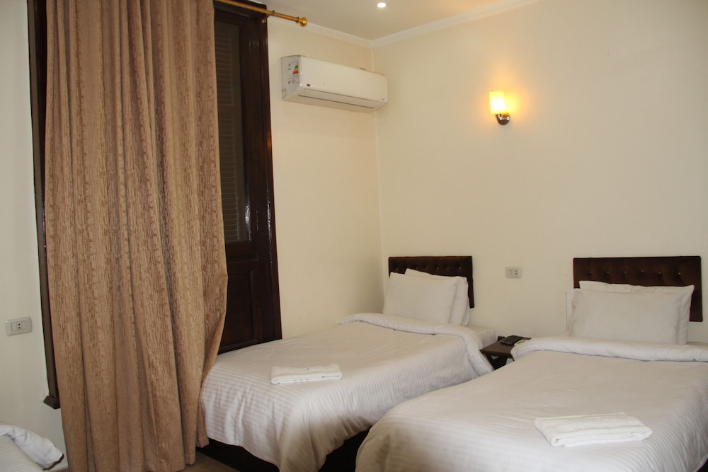 Twin Room, 2 Twin Beds, Private Bathroom - Photo 5