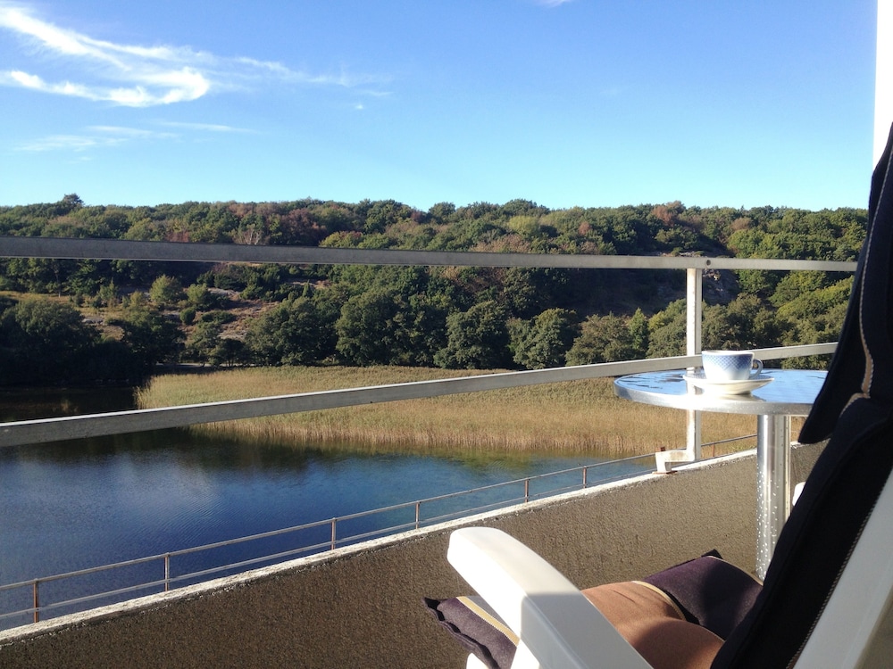 Single room with balcony and lake view (A) in the main building photo 2