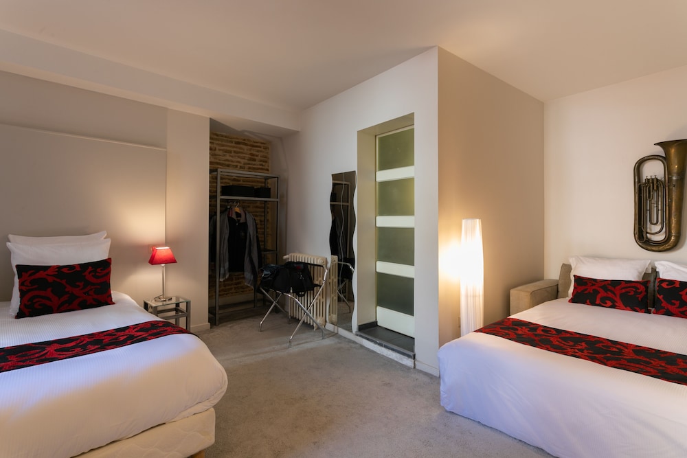 Family Room, 1 Queen Bed with Sofa bed, Private Bathroom, City View