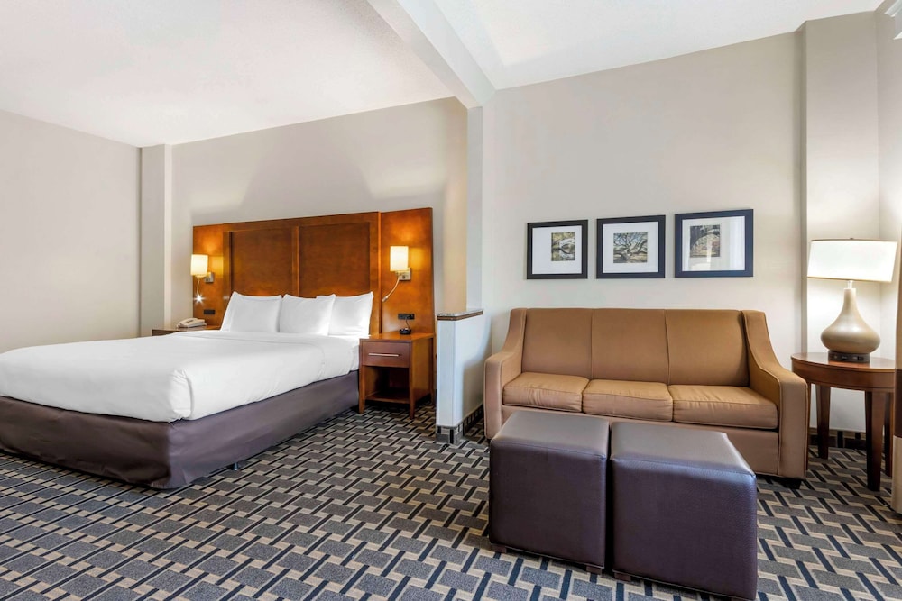 1 KING BED WITH SITTING AREA photo 3