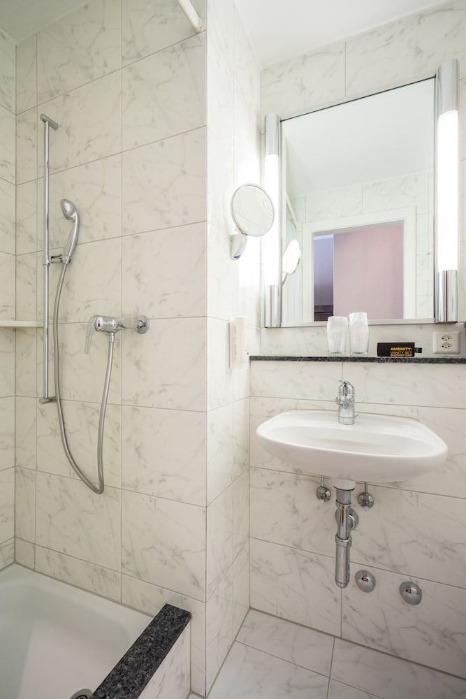 Standard Twin Room - Photo 21