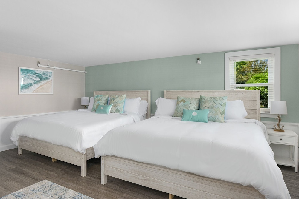 Family Room, 2 Queen Beds, City View