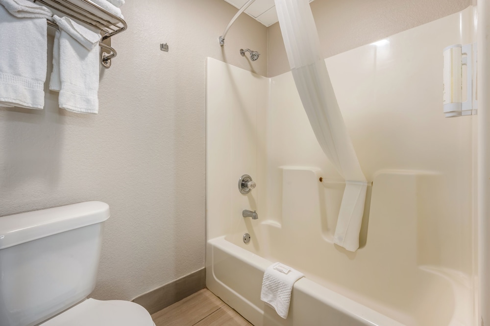 Room, 1 King Bed, Non Smoking (Upgrade) - Photo 4