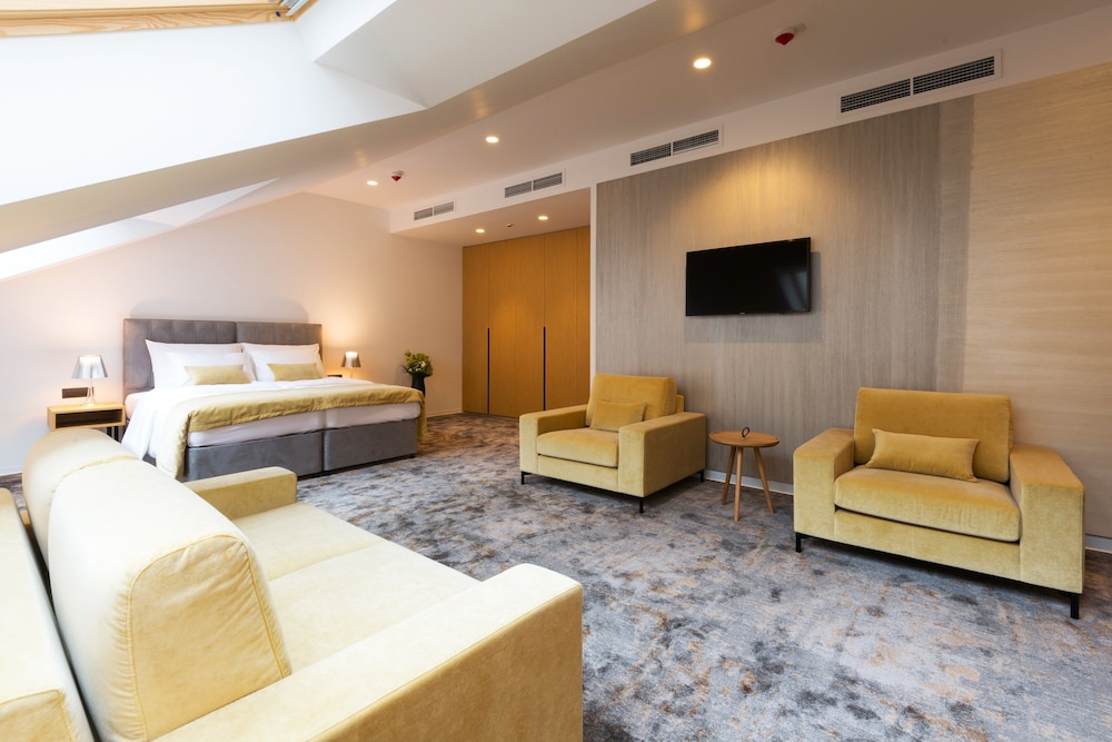 Superior Suite - Photo 3