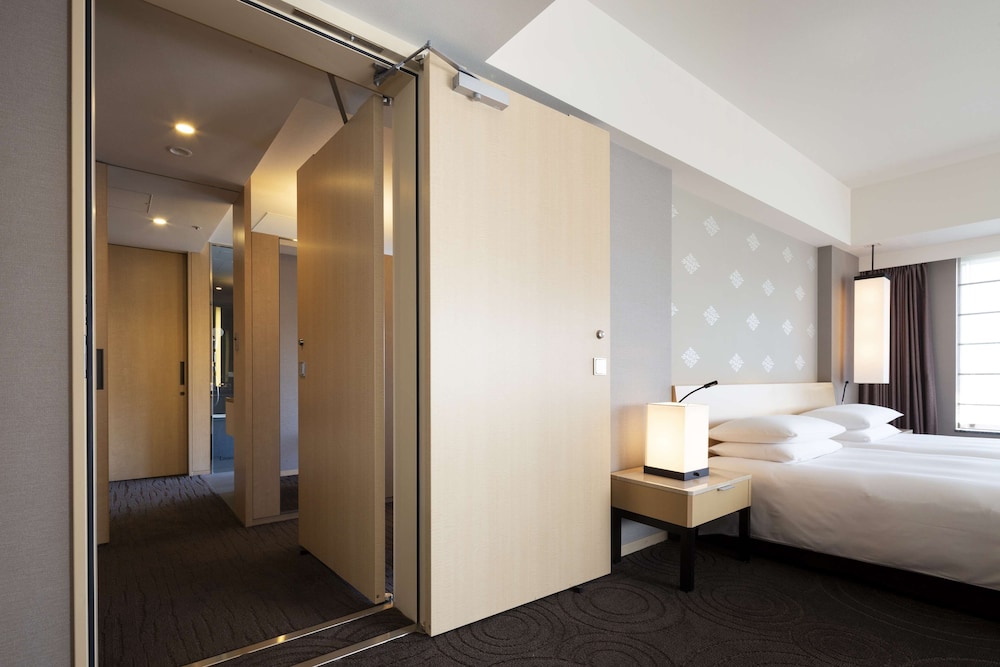 Connecting Room (1 Deluxe King & 1 Premier Corner Twin), Non Smoking