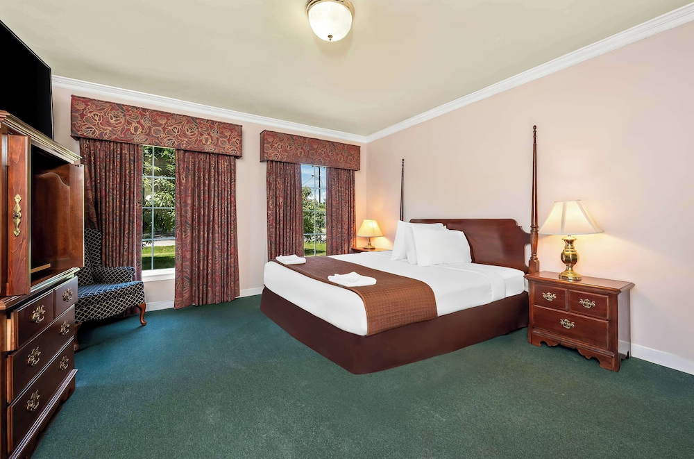 Suite, 1 King Bed, Non Smoking - Photo 2