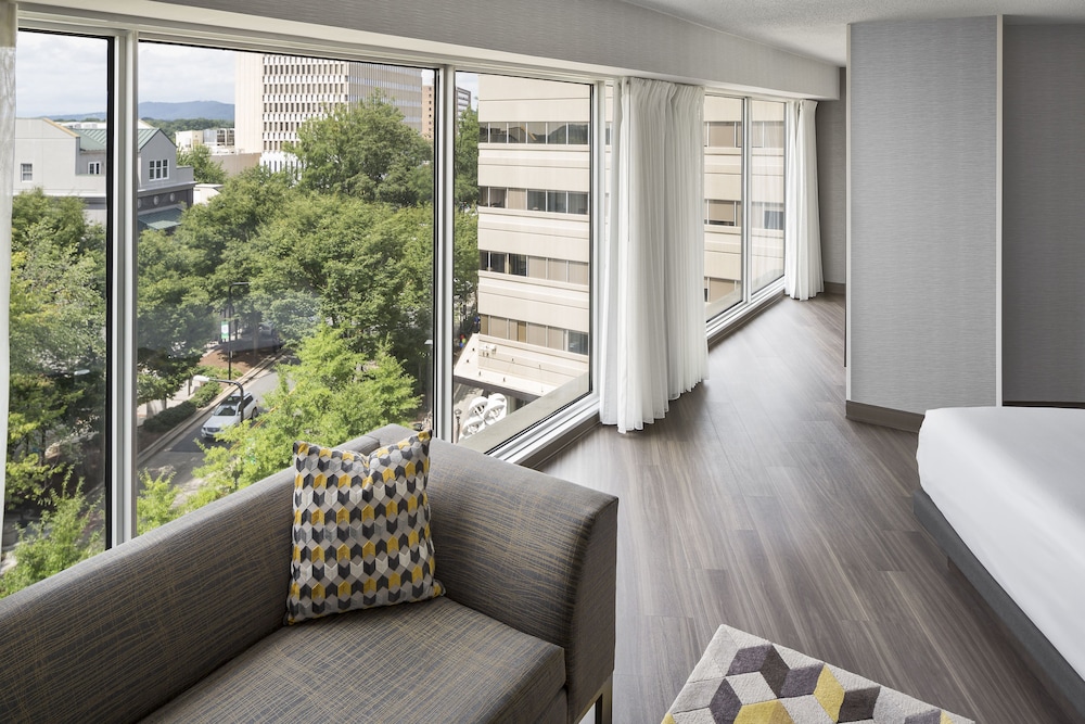 Room, 1 King Bed (Main Street View) - Photo 1
