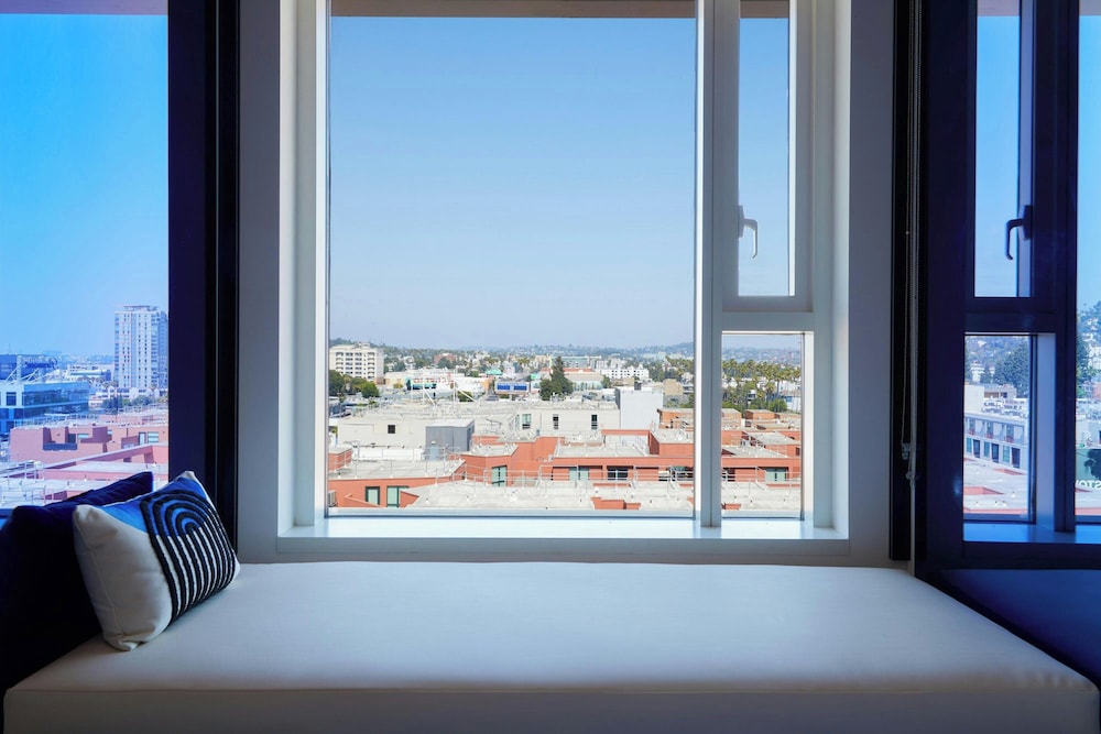 Superior Room, 1 King Bed, City View thumbnail 5