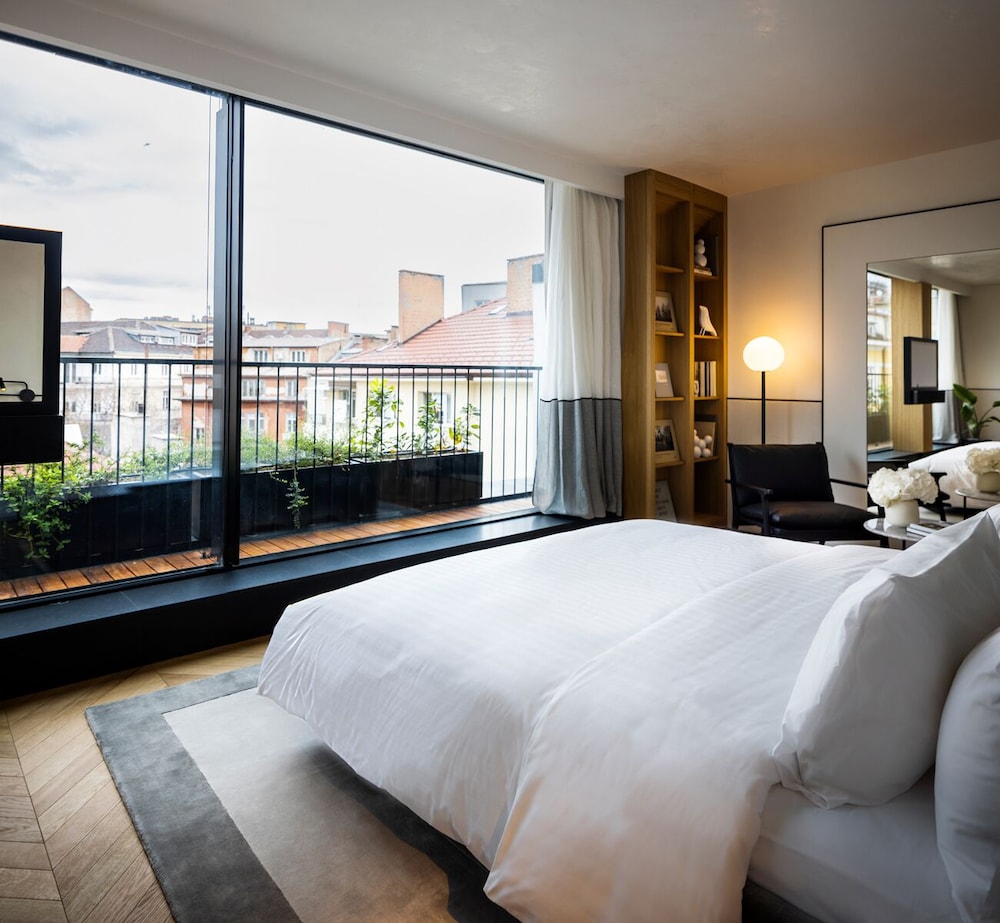 Room, 1 King Bed (Sunkissed) photo 2