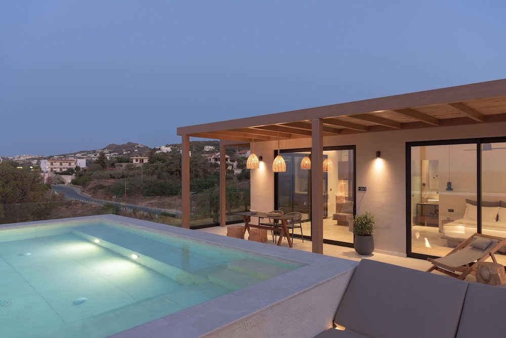 Hilltop Executive Suite with Jacuzzi and Private Pool, Panoramic Sea View - Adults Only - Photo 10