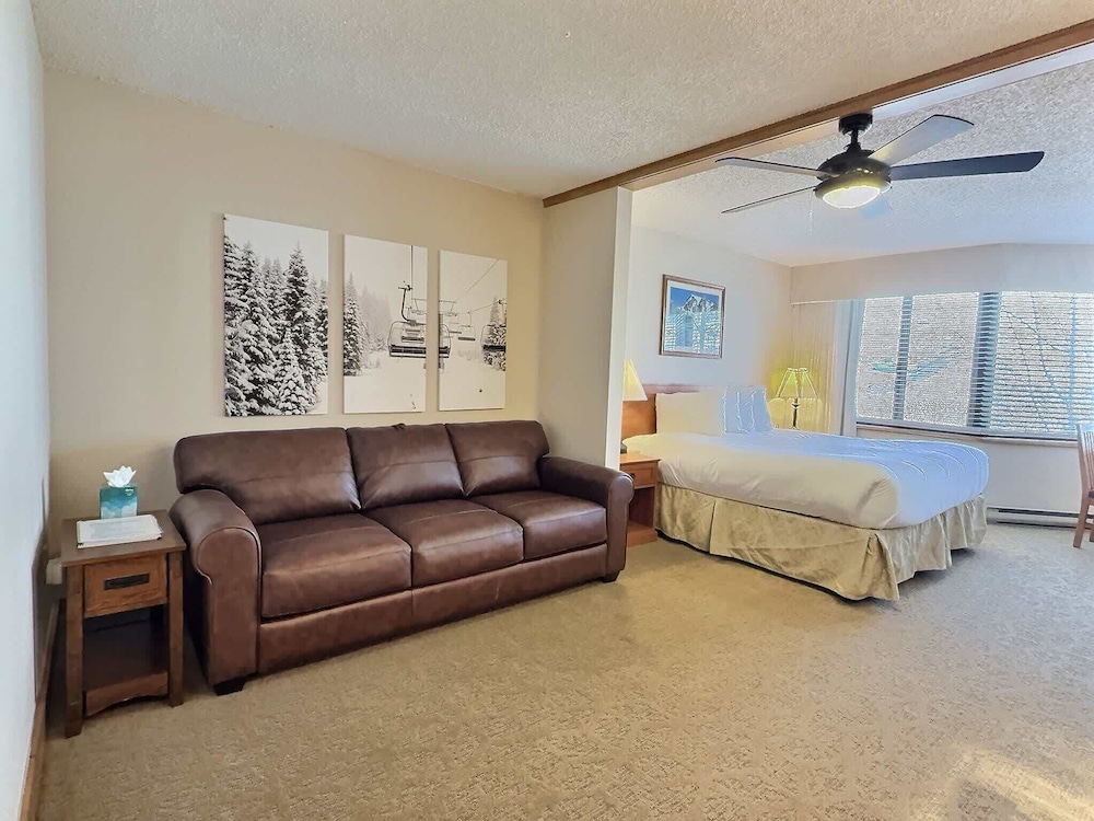 Signature Studio, 1 King Bed with Sofa bed No Resort Fee