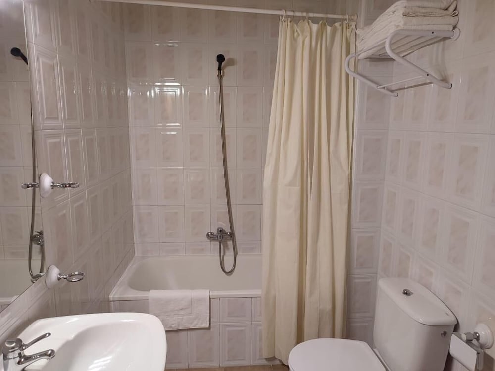 Basic Quadruple Room photo 3