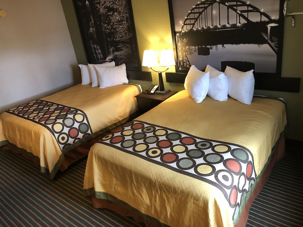Room, 1 Queen Bed, Microwave - Photo 2