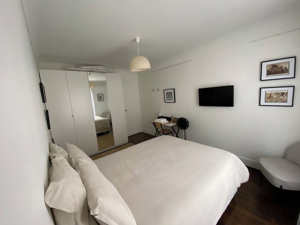 Basic Double Room, Shared Bathroom photo 3