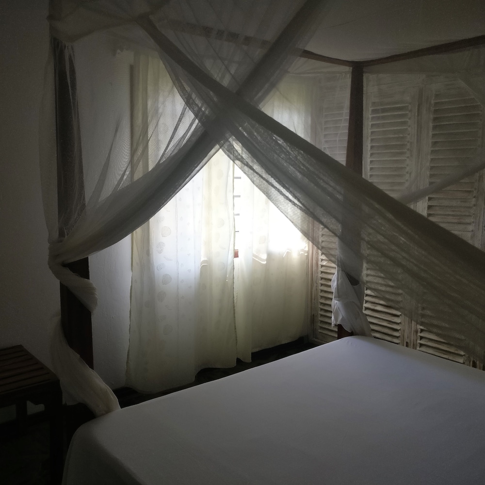 Comfort Cottage, 4 Bedrooms, Kitchenette, Pool View photo 2