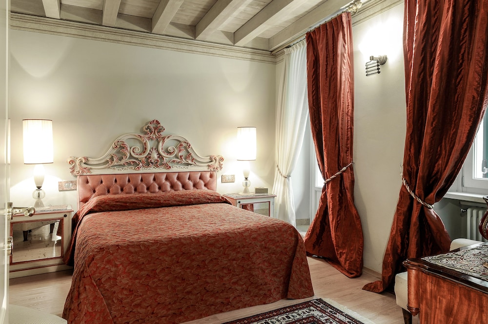 Junior Suite, Balcony (Elvira, view on Via Cappello-Erbe Sq)