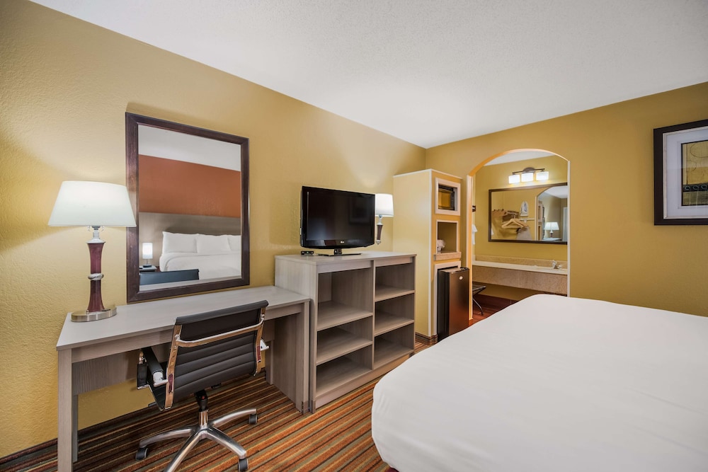 Standard Room, 1 King Bed, Non Smoking, Refrigerator & Microwave - Photo 3