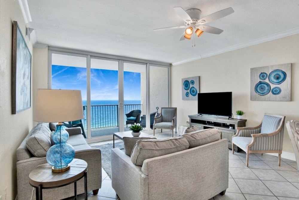 Classic Condo, 3 Bedrooms, Pool Access, Beach View