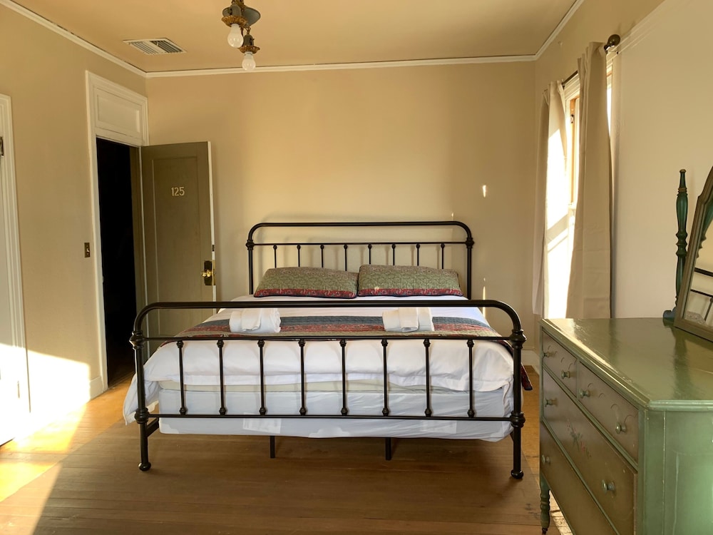 Standard Room, 1 King Bed photo 1