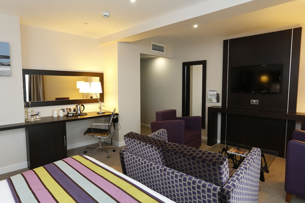 Suite, 1 King Bed (Airport View) - Photo 4