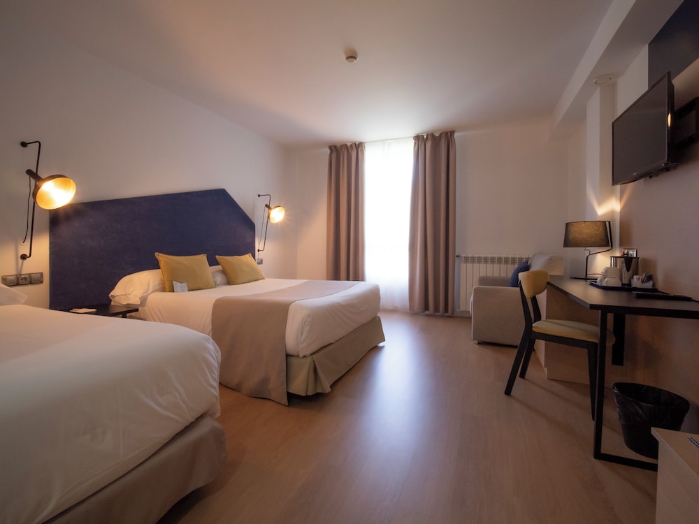 Quadruple Room (3 Adults + 1 Child) photo 2