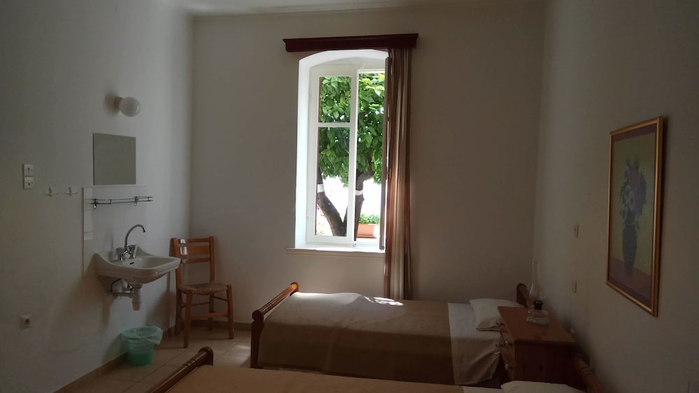 Economy Triple Room (5) photo 3