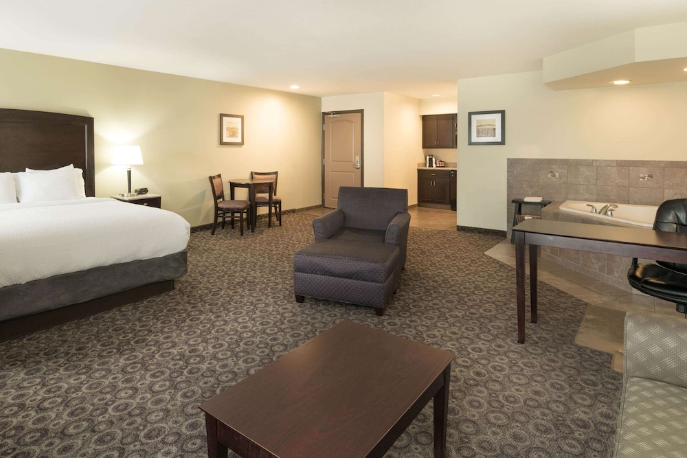 Studio Suite, 1 King Bed with Sofa bed, Non Smoking, Jetted Tub - Photo 4