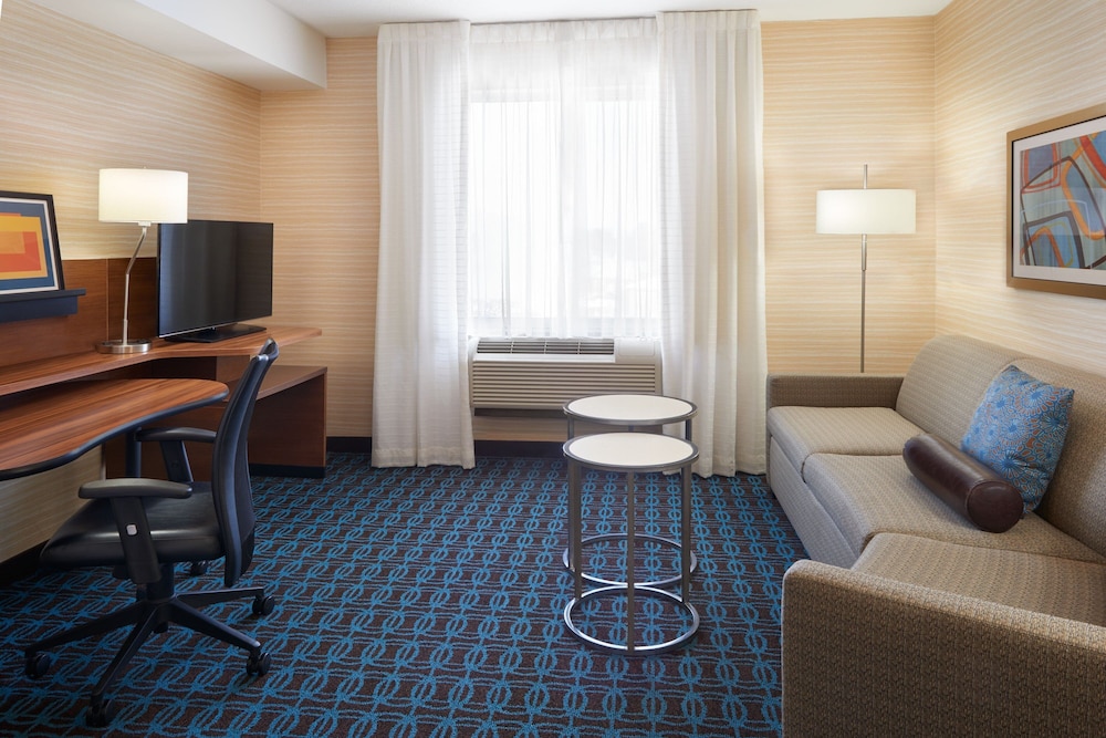 Suite, 1 King Bed with Sofa bed photo 3