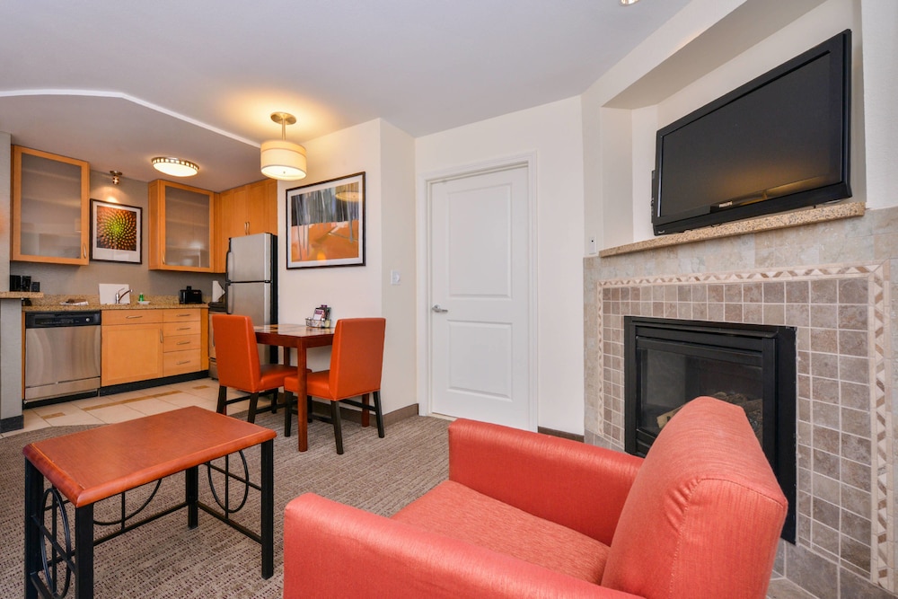 Executive Suite, 1 Bedroom, Fireplace - Photo 7