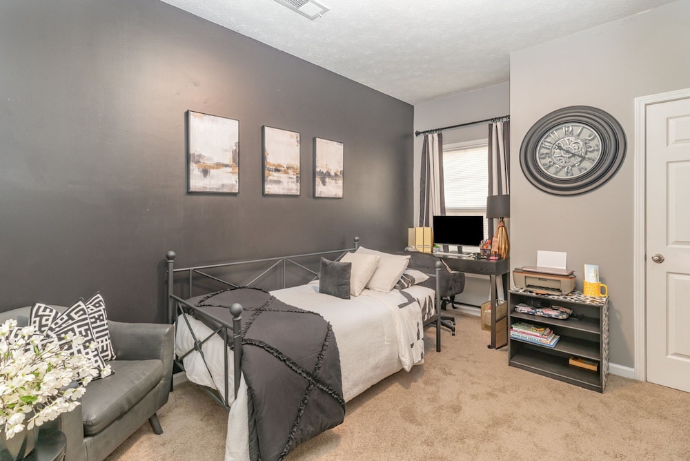 Stylish 2BR Townhome w Garage Patio Perfect for Stays or Assignments, Foto 23