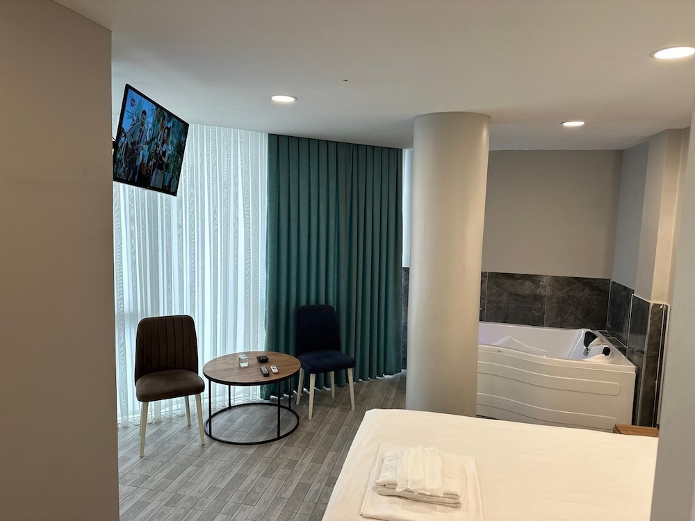 Deluxe Studio Suite, City View