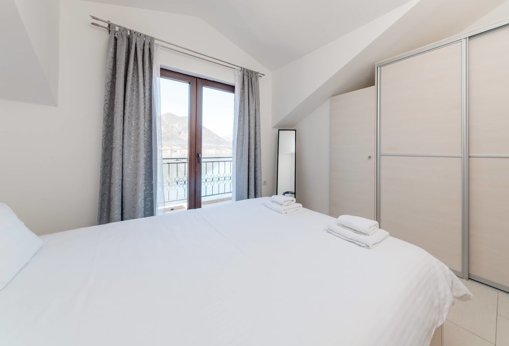Comfort Apartment, 2 Bedrooms, Balcony, Sea View photo 2