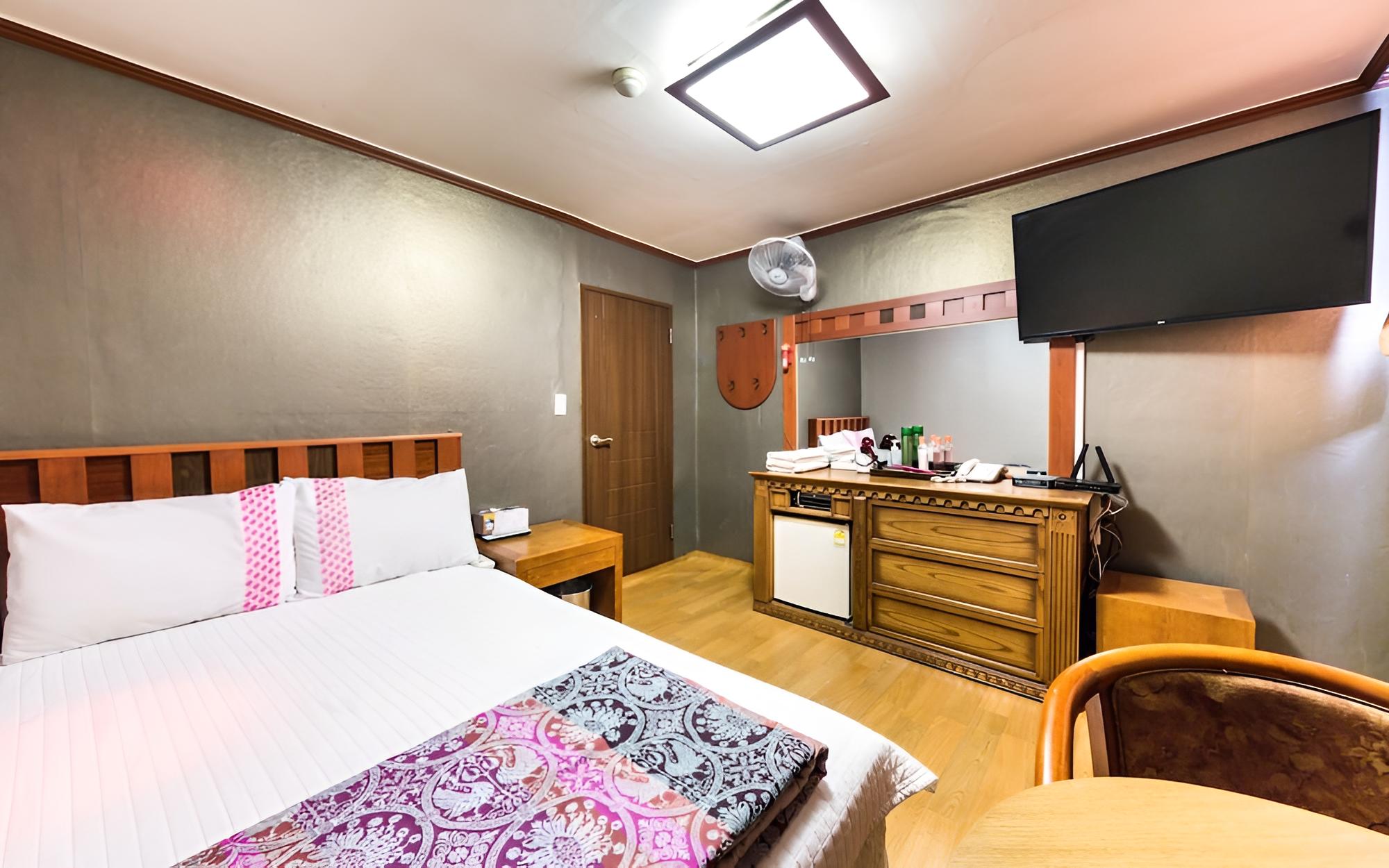 Room (Standard Room) - Photo 2