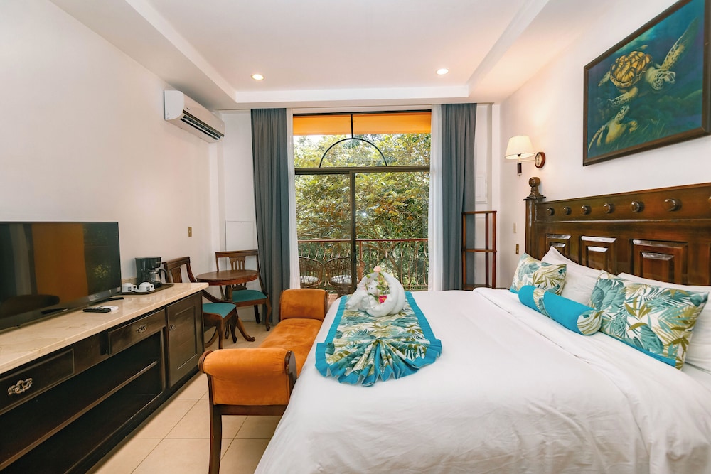 Superior Jungle View with One king bed - Photo 1