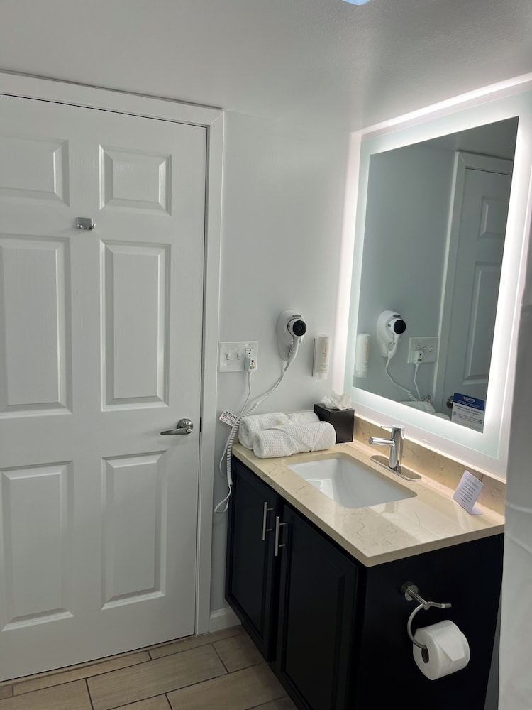 Suite, Multiple Beds, Non Smoking - Photo 10
