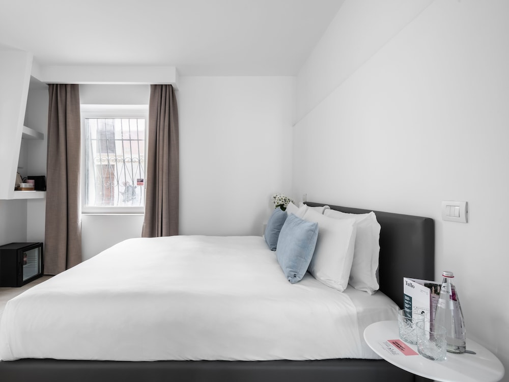 Small Room - Accessible photo 2