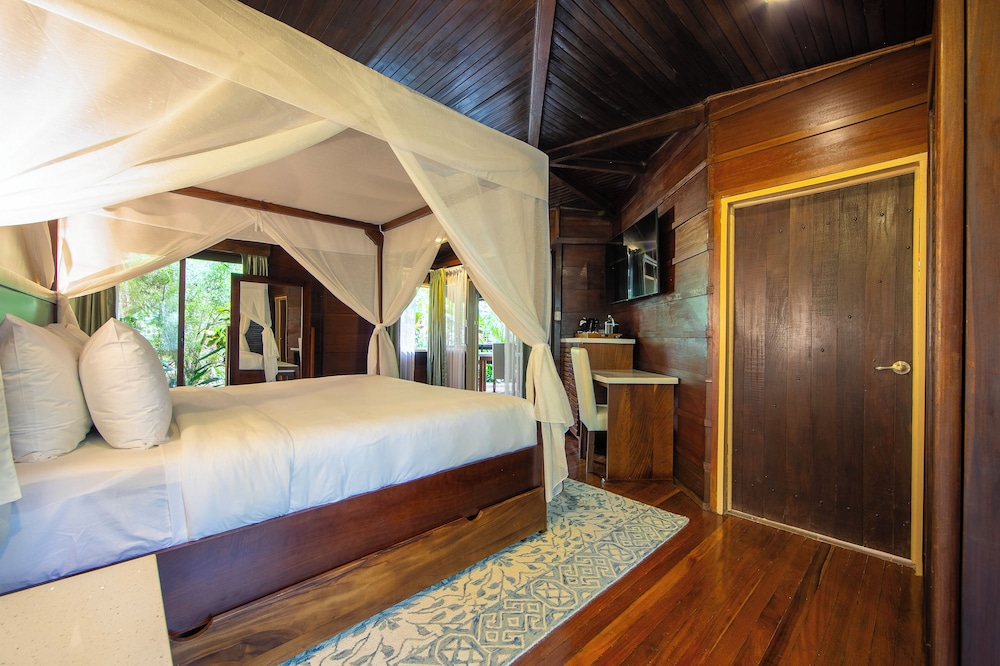 Rainforest Bungalow with King Bed photo 2